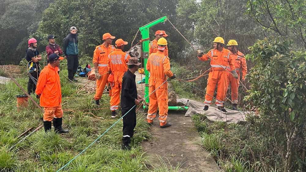M'laya tourist murder case: Search team recover stained raincoat