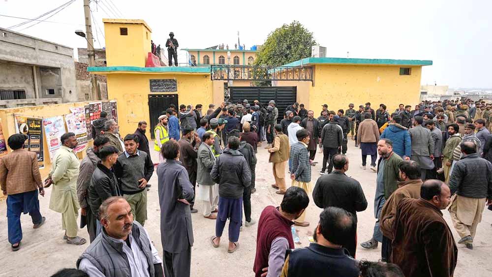 31 killed in suicide attack at mosque in Pakistan