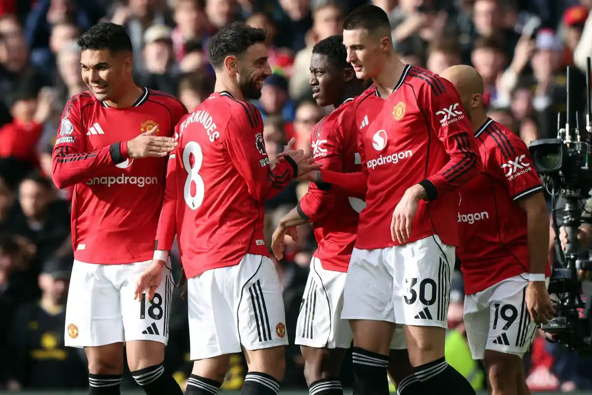 Man United beat 10-man Crystal Palace 2-1 to go third in EPL table