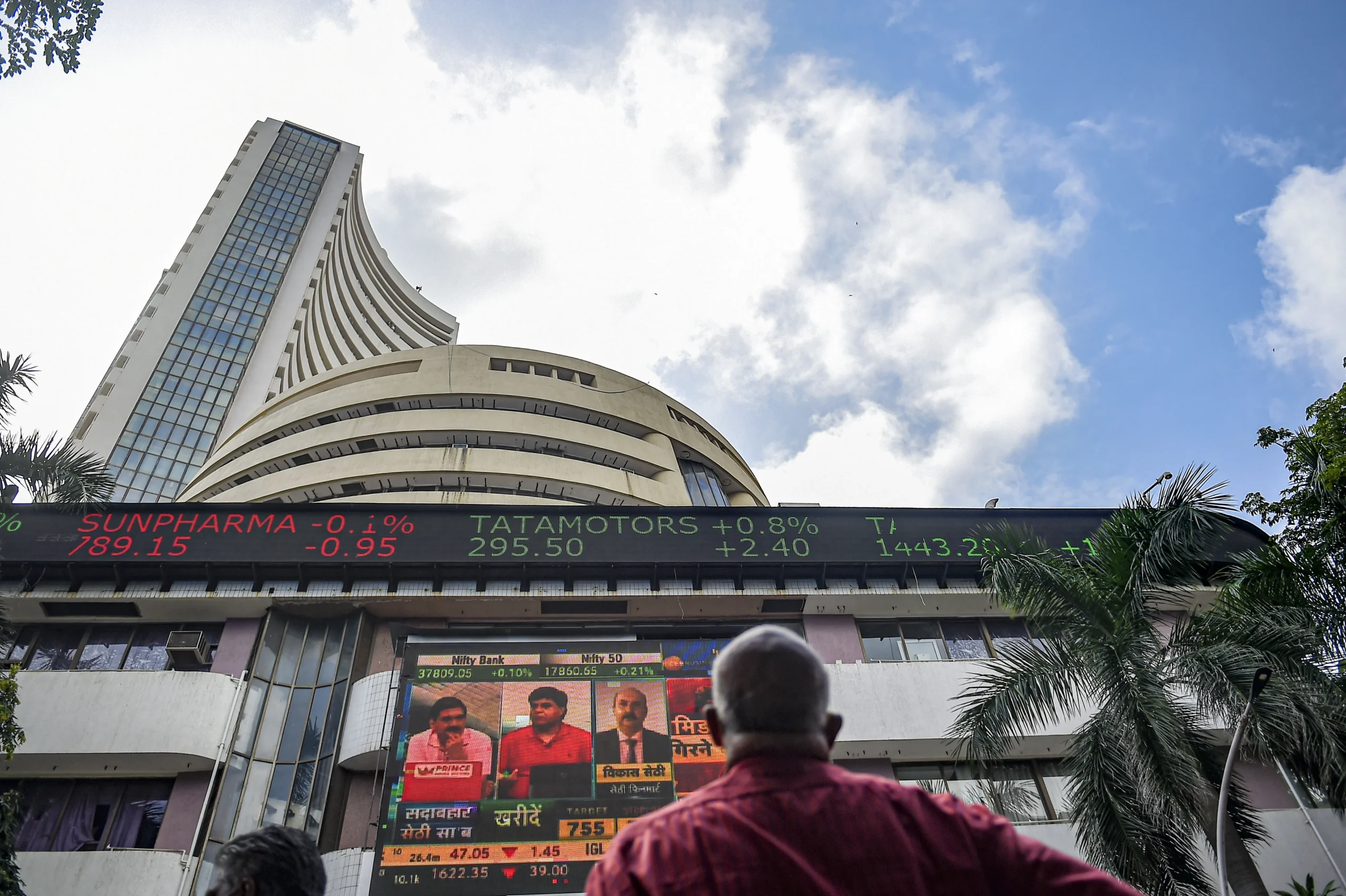 Market Commentary thumbnail: Stock markets slump over2 pc as rising US-Iran tensions